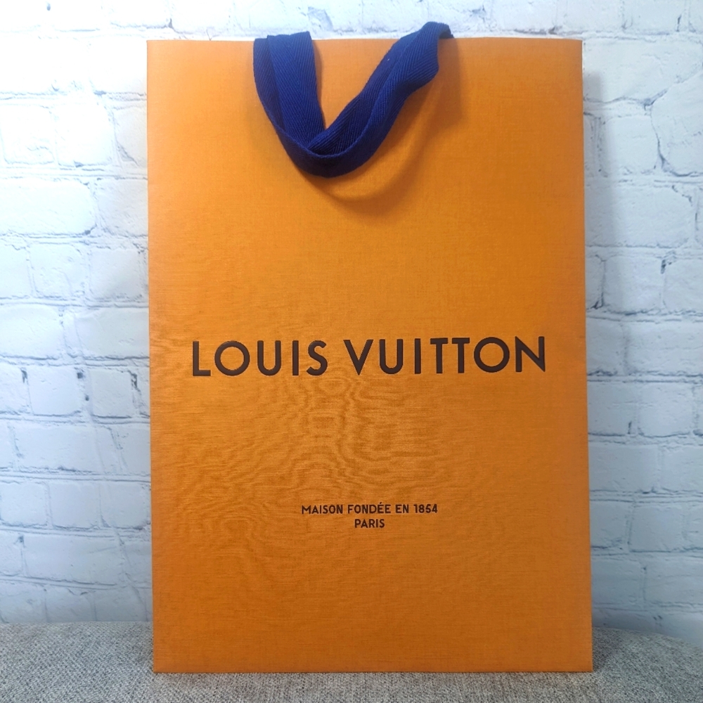 Louis Vuitton Passport gift box with cloth